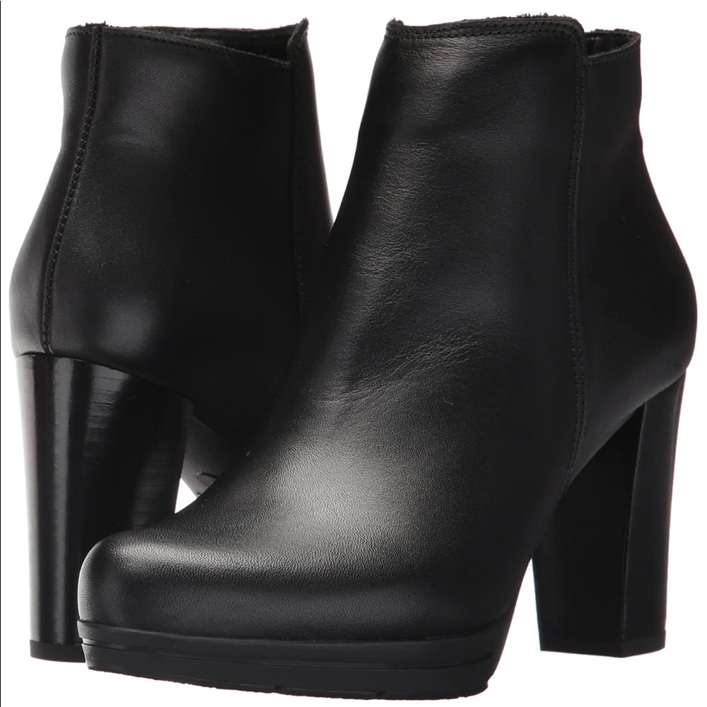 La canadienne Miko black leather ankle boots